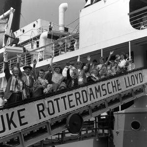 Hollands Lloyd ship leaves