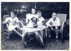 The Mannot family in Kemanglen (near Tegal) in Central Java (1938). From left: Walter's sister 'Puck' (age 12), his mother Nettie (age 34), Walter (age 6) and his brother Rob (age 11).